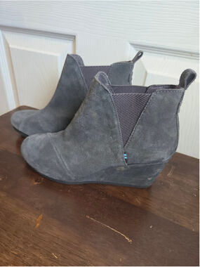 Women's TOMS Grey Suede Wedge Ankle Booties Size 7
